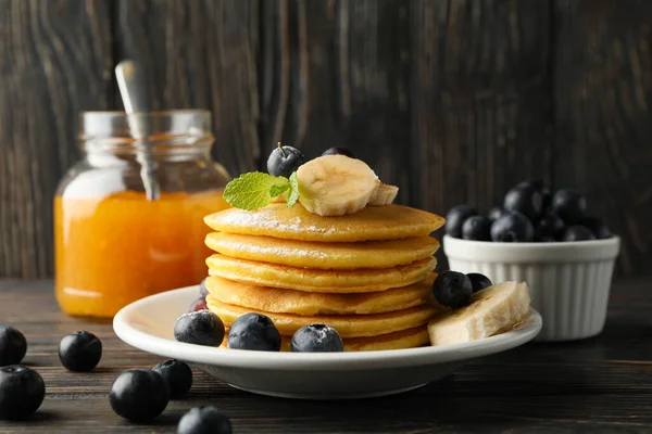 Komposisi Dengan Pancake Pisang Blueberry Dan Selai Pada Latar Belakang — Stok Foto