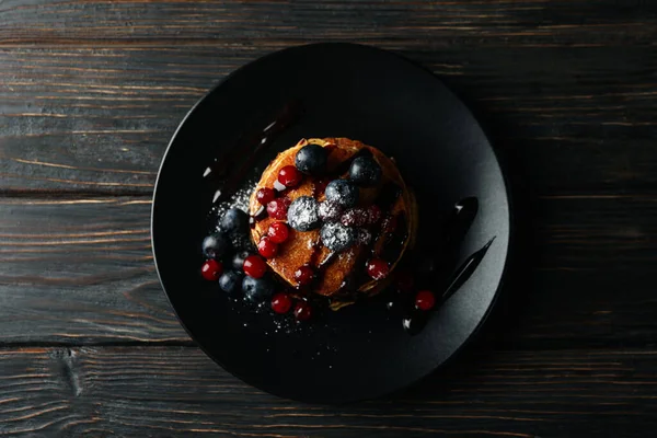 Teller Mit Pfannkuchen Und Beeren Auf Holzuntergrund Süßes Frühstück — Stockfoto