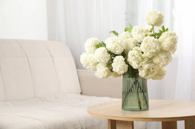 Ortanca çiçekli kompozisyon. Bahar bitkisi