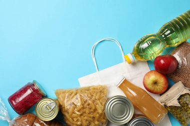 Mavi arka planda farklı yemekler, üst manzara. Bağış konsepti