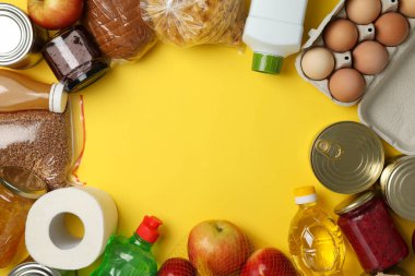 Sarı arka planda farklı yemekler, üst manzara. Bağış konsepti