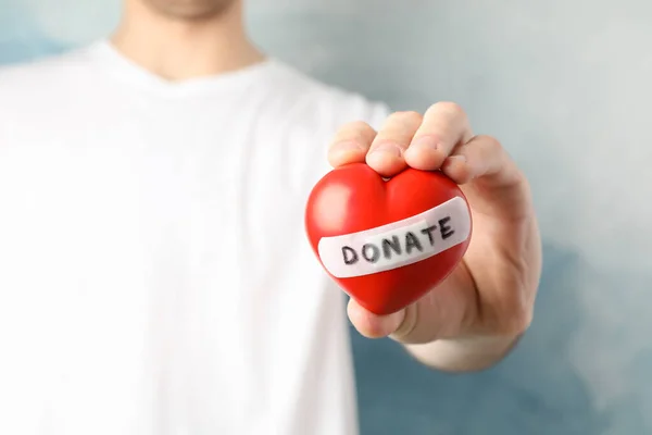 Homem Mantém Coração Fundo Azul Perto Cuidados Saúde Doação Órgãos — Fotografia de Stock
