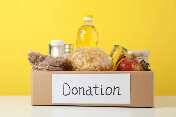 Caja Donaciones Con Diferentes Alimentos Sobre Fondo Amarillo Voluntariado — Foto de Stock