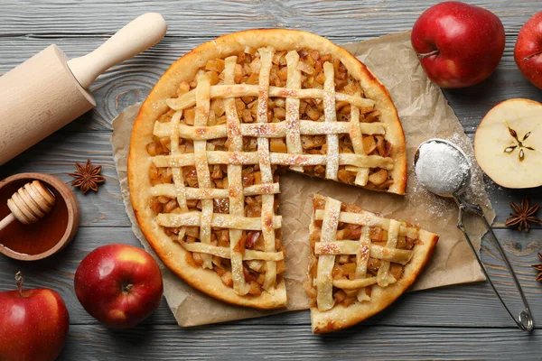 Složení Jablečným Koláčem Ingrediencemi Dřevěném Pozadí Domácí Potraviny — Stock fotografie