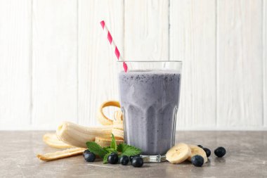 Gri masada bir bardak çilekli milkshake. Yaz içeceği