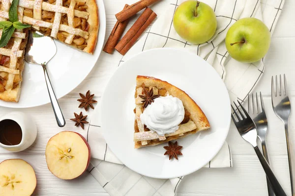 Composition Avec Tarte Aux Pommes Sur Fond Bois Blanc Délicieux — Photo