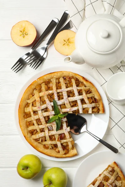 Σύνθεση Μηλόπιτα Λευκό Ξύλινο Φόντο Νόστιμο Γεύμα Σπιτικό Πρωινό — Φωτογραφία Αρχείου