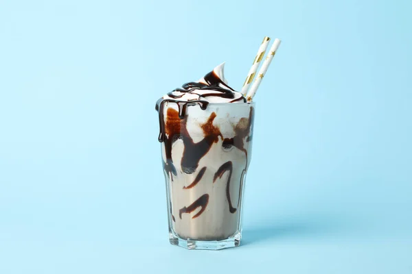 Segelas Milkshake Coklat Dengan Latar Belakang Biru Minuman Musim Panas — Stok Foto