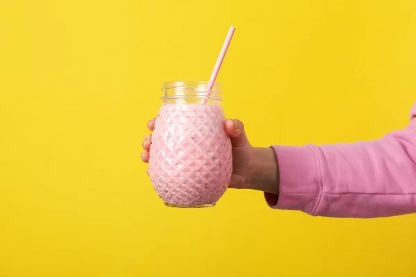 Frau Hält Glas Erdbeer Milchshake Auf Gelbem Hintergrund — Stockfoto