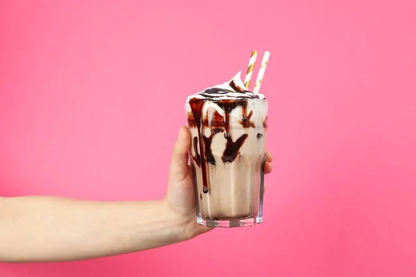 Weibliche Hand Hält Glas Schokolade Milchshake Auf Rosa Hintergrund — Stockfoto