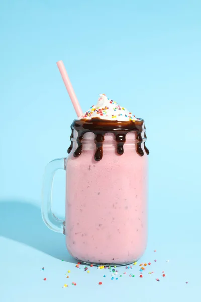 Glasgefäß Mit Köstlichem Beerenmilchshake Auf Blauem Hintergrund — Stockfoto