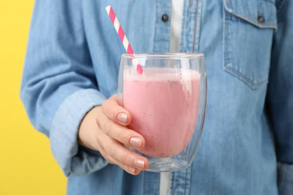 Vrouw Houdt Glas Aardbeien Milkshake Tegen Gele Achtergrond — Stockfoto