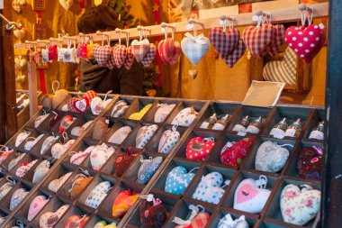 Alsace 'deki Noel pazarında renkli süslemeler