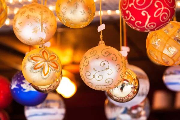 お祝いの背景にクリスマスツリーの装飾の閉鎖 — ストック写真