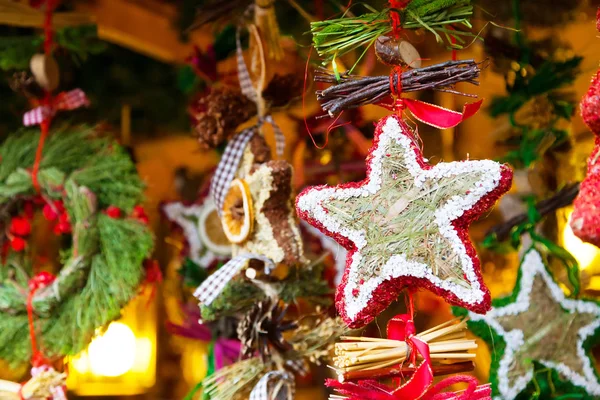 Κλείσιμο διακόσμησης χριστουγεννιάτικου δέντρου σε εορταστικό φόντο — Φωτογραφία Αρχείου