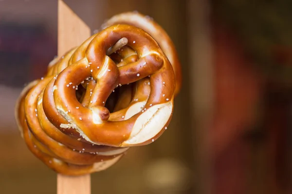 Bretzel alsaziani / Pretzel su uno stand . — Foto Stock