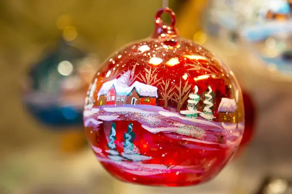 Primer plano en la decoración del árbol de Navidad sobre fondo festivo — Foto de Stock