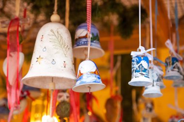 Portre üzerinde Noel ağacı süsle