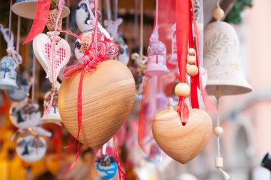 Portre üzerinde Noel ağacı süsle