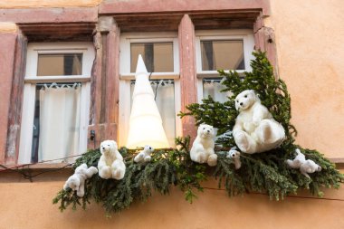 Noel dekorasyonu ile beyaz ayı Strazburg