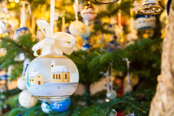 Primer plano en la decoración del árbol de Navidad — Foto de Stock