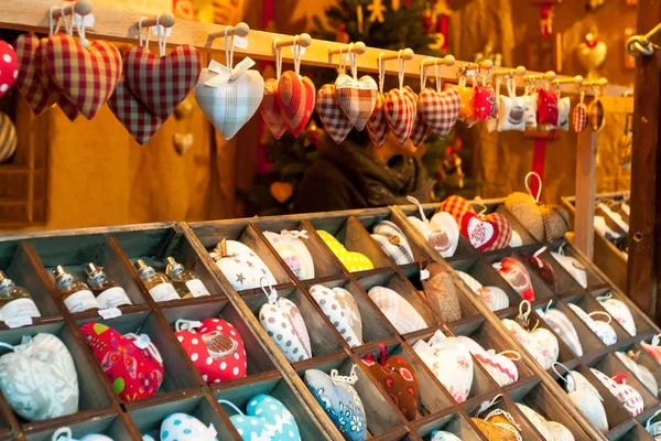 Alsace 'deki Noel pazarında renkli süslemeler — Stok fotoğraf