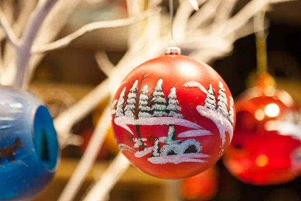 Primer plano en la decoración del árbol de Navidad sobre fondo festivo — Foto de Stock