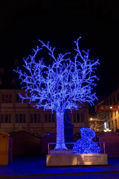 Strasboug diciembre 29 2015 .Árbol azul de Navidad en el centro de Estrasburgo, Alsacia, Francia . — Foto de Stock
