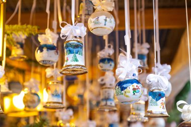 Portre üzerinde Noel ağacı süsle