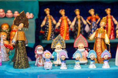 Portre üzerinde Noel ağacı süsle