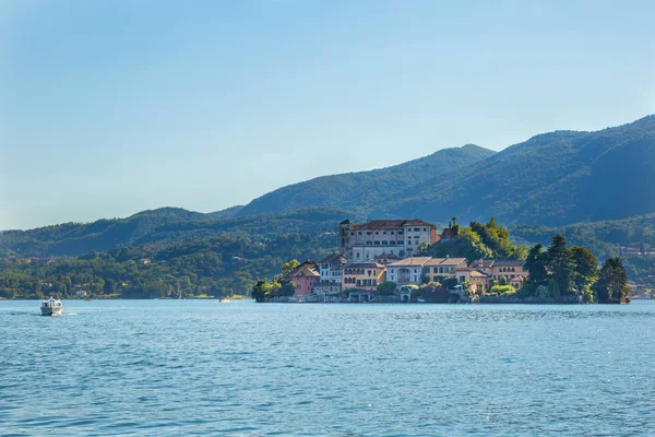 Byn av Orta och ön San Giulio på sjön Orta, Italien — Stockfoto