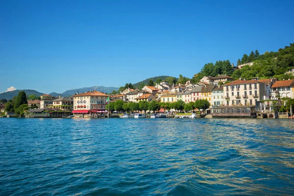 Paseo marítimo en Orta, vista desde la isla de San Giulio, Piamonte — Foto de Stock