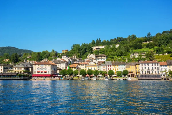 Paseo marítimo en Orta, vista desde la isla de San Giulio, Piamonte — Foto de Stock