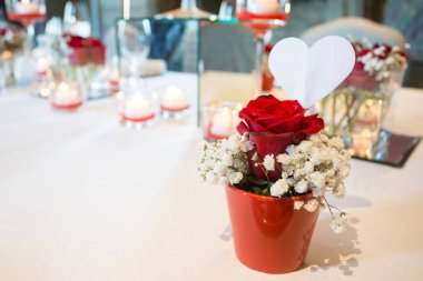 Bir etkinlik ya da düğün resepsiyonu için masa hazır.