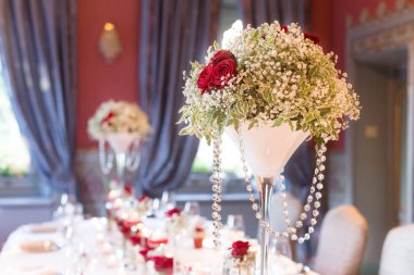 Bir etkinlik ya da düğün resepsiyonu için masa hazır.