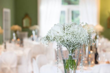 Bir etkinlik ya da düğün resepsiyonu için masa hazır.