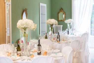 Bir etkinlik ya da düğün resepsiyonu için masa hazır.