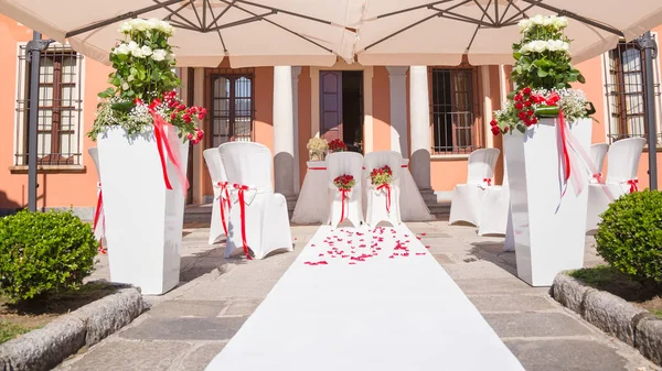 Cerimônia de casamento ao ar livre em um belo jardim — Fotografia de Stock