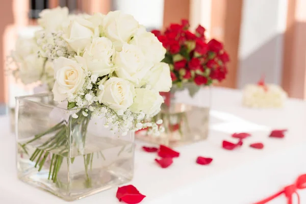 Ceremonia de boda al aire libre en un hermoso jardín — Foto de Stock