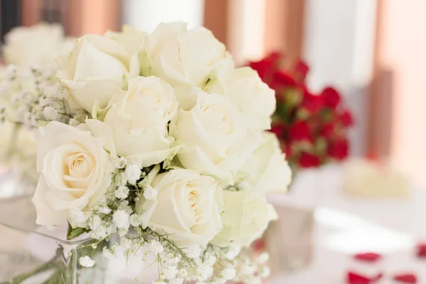 Wedding ceremony outdoor in a beautiful garden — Stock Photo, Image