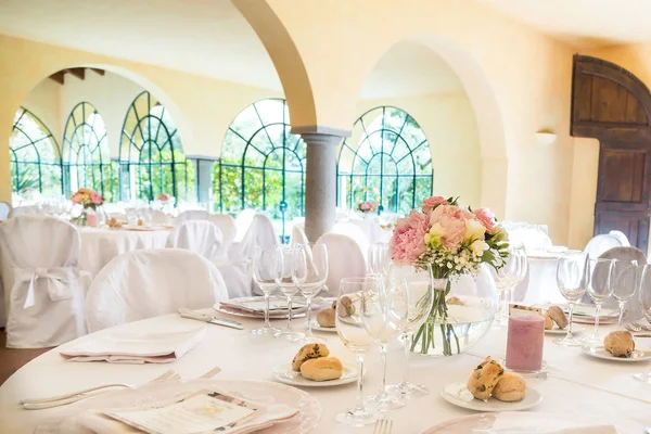 Conjunto de mesa para uma festa de evento ou recepção de casamento — Fotografia de Stock