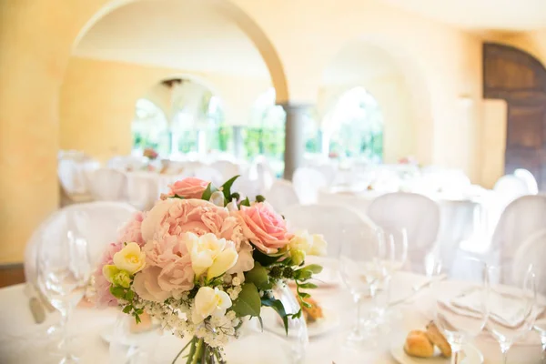Conjunto de mesa para uma festa de evento ou recepção de casamento — Fotografia de Stock
