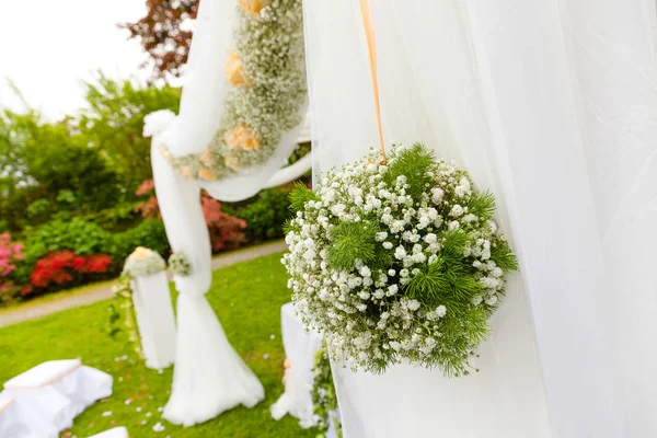 Ceremonia de boda al aire libre en un hermoso jardín —  Fotos de Stock