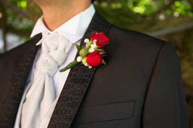 Siyah smokin içinde damat