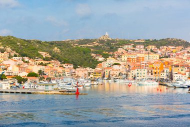 La Maddalena şehir merkezine Feribot Tekne, Sardunya limanda görünümünü,