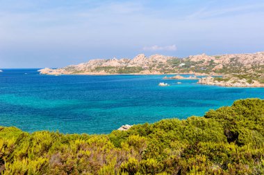 Ada Maddalena, 30 Ekim 2013. Görünümü Monti di Rena Beach Sardunya, İtalya.