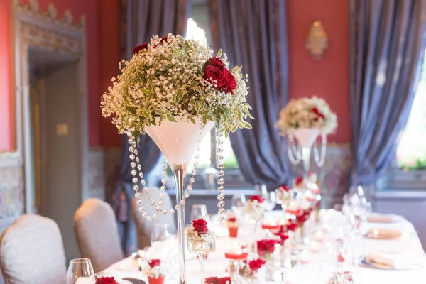 Tisch gedeckt für eine Eventparty oder einen Hochzeitsempfang — Stockfoto