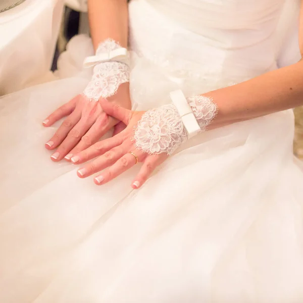 Handschuhe aus Hochzeitsspitze der Braut — Stockfoto