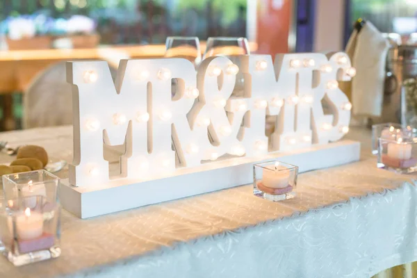 Hermosa mesa de bodas con Mr. & Mrs. . — Foto de Stock