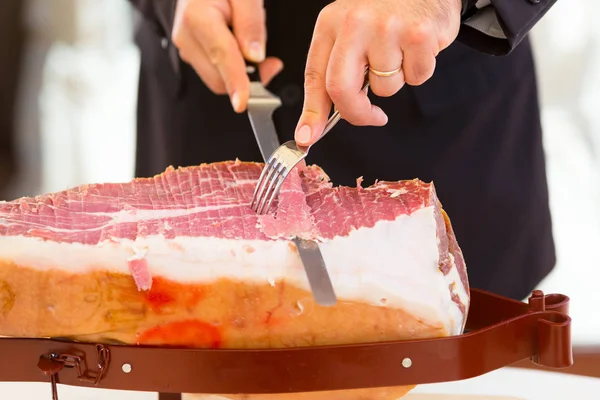 Cameriere fette di prosciutto crudo — Foto Stock